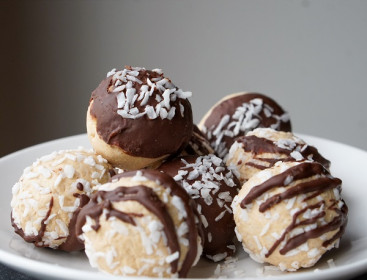 Chocolate Coconut protein Balls